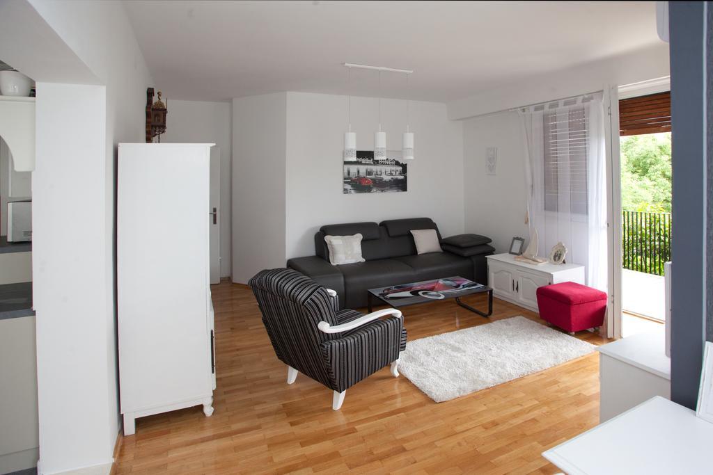 Apartment Macho Split Bilik gambar